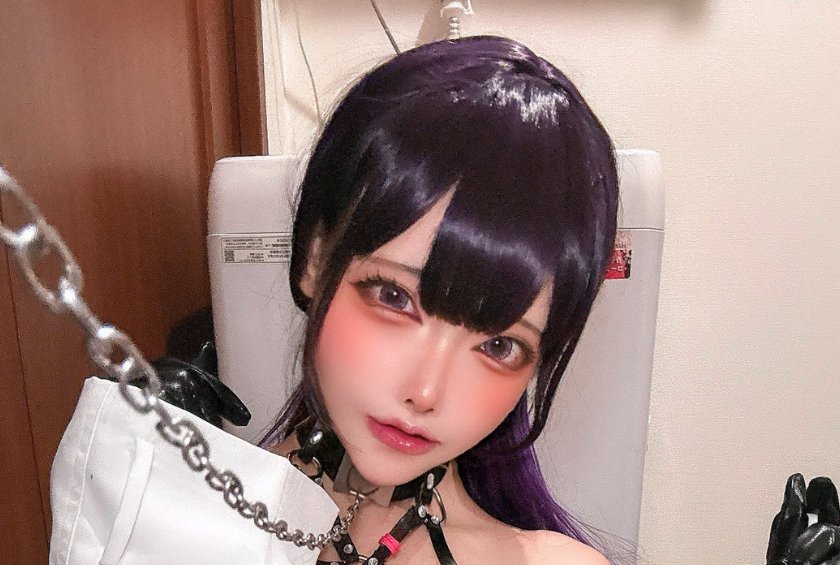 水羽えと、『勝利の女神:NIKKE』ミハラを完全再現——“鎖×ハーネス”の拘束美に「どえっちすぎる」