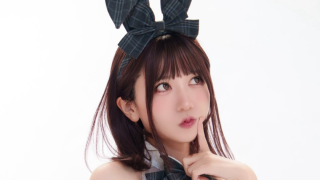 誘惑のチェック柄バニー！　くろうさぎ、美脚と胸元のセクシーショットで視線独占