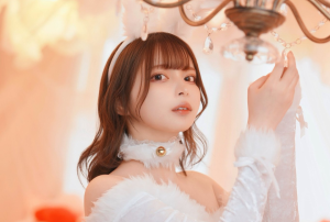 白×黒のコントラストが強い｜早瀬みるの“天使感”コスプレが美しい