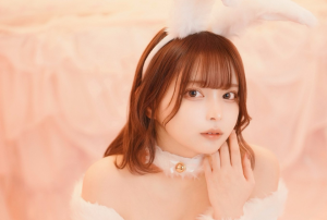 早瀬みる、ふわふわ白ウサ耳バニーで誕生日報告｜「今日は何の日？」に祝福殺到
