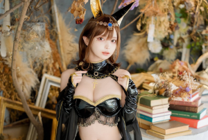 神々しさと艶が同居する。早瀬みる、“アヌビス神モチーフ”の黒×ゴールドで魅せた一枚