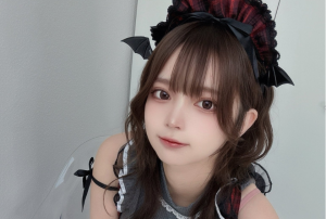 上目遣いの「刺さるやつ」。早瀬みる、小悪魔コスで“あざとかわいい”を更新