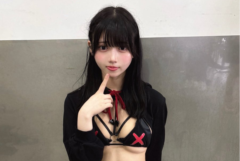 「すっんごい水着担当」降臨！ 犬乃かりん、黒×赤のハーネス風ビキニで異次元のスタイルを披露