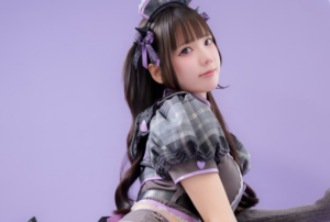 💜 絶対領域がたまらない！ モカ、グレー×パープルのゴシックアイドル衣装で魅惑のコスプレを披露