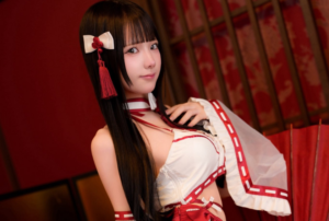 ご利益満載!? モカ、赤×白の「ムチムチ巫女さん」コスで魅せる最高級の健康美