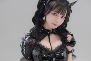 光沢エナメル×上目遣いの誘惑！ モカ、小悪魔チックな黒衣装でファンを甘い夢へと誘う