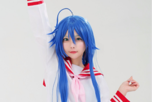 実写版こなた降臨!? ニャロメニア、「らき☆すた」制服コスで圧倒的再現度を披露！